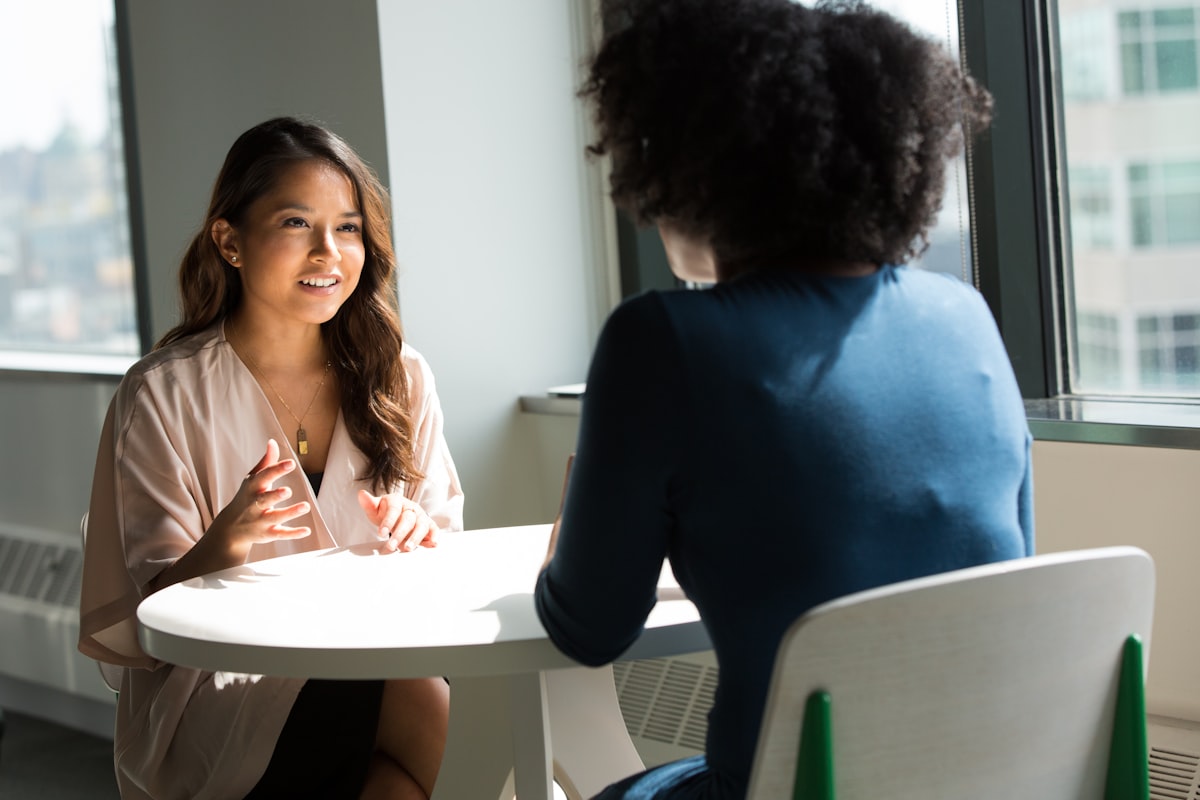Rustig gesprek tussen begeleider en cliënt